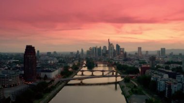Frankfurt 'un hava aracı görüntüsü. Gün batımında Frankfurt am Main 'in şehir manzarası. Yüksek kalite 4k görüntü