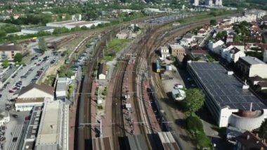 Şehir tren istasyonu hava aracı manzaralı. Yüksek kalite 4k görüntü
