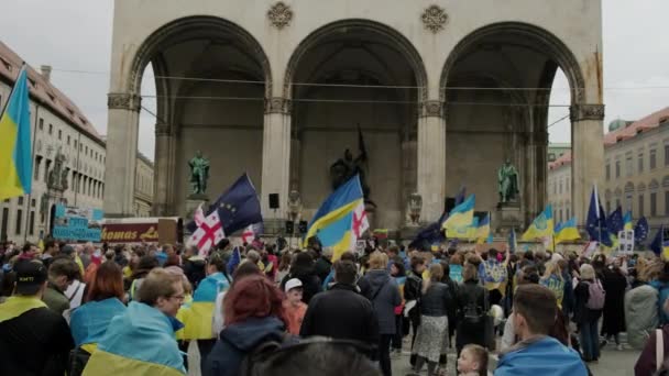 Des Femmes Des Hommes Ukrainiens Protestent Dans Les Rues Munchen — Video