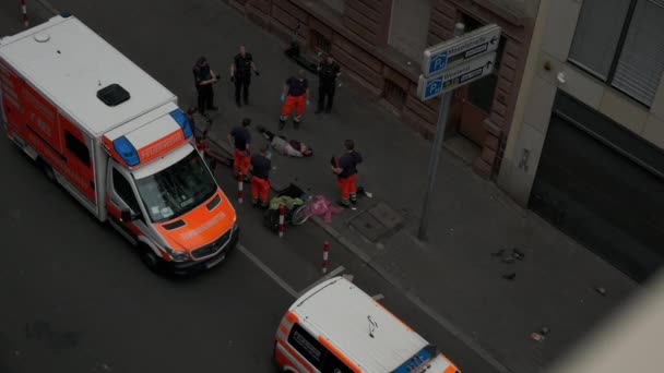 Policja Karetka Przyjechały Pomóc Narkomanowi Frankfurt Nad Menem Niemcy Maja — Wideo stockowe