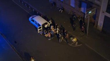 Frankfurt 'ta. Almanya 20 Mayıs 2022. Sokaklarda yiyecek servisi bekleyen bir grup evsiz insan. Yüksek kalite 4k görüntü