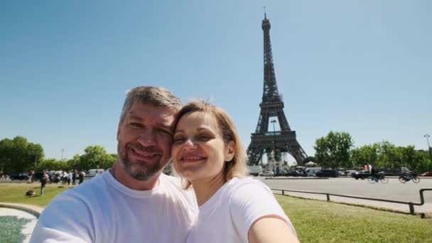Blisko Pary Mężczyzna Kobieta Razem Jest Robienie Selfie Pomocą Smartfona — Wideo stockowe