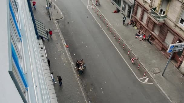 Drogenmissbrauchte Obdachlose Die Nach Der Einnahme Einer Dosis Auf Der — Stockvideo