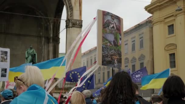 Ukrainian Women Men Protest Streets Munchen War Russian Leader Putin — Vídeo de Stock