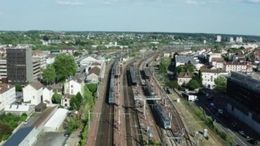 Şehir tren istasyonu hava aracı manzaralı. Yüksek kalite 4k görüntü