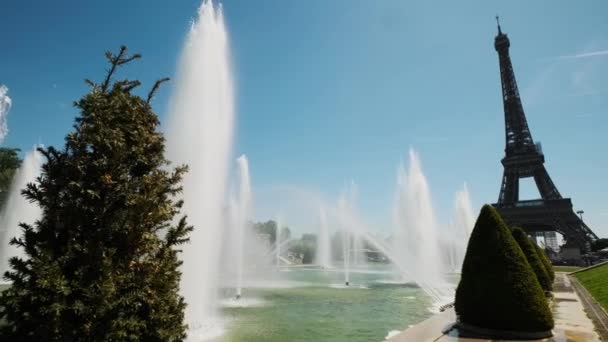 エッフェル塔の近くにあるトロカデロ噴水のパリ庭園 2022年5月10日 高品質4K映像 — ストック動画