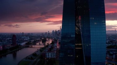Frankfurt 'un hava aracı görüntüsü. Gün batımında Frankfurt am Main 'in şehir manzarası. Yüksek kalite 4k görüntü