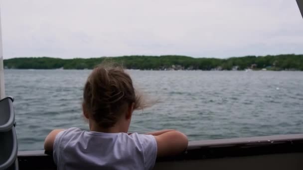 Dívka Palubě Trajektu Dívá Jezero Vysoce Kvalitní Záběry — Stock video