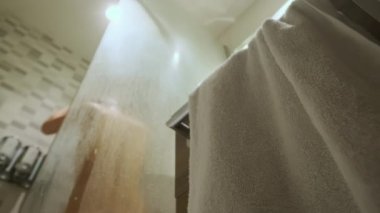 Bulanık kadın, duşu sisli camla yakından görüyor. Yüksek kalite 4k görüntü