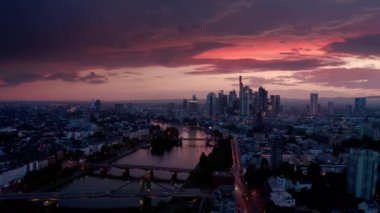 Frankfurt 'un hava aracı görüntüsü. Gün batımında Frankfurt am Main 'in şehir manzarası. Yüksek kalite 4k görüntü