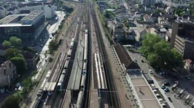 Şehir tren istasyonu hava aracı manzaralı. Yüksek kalite 4k görüntü