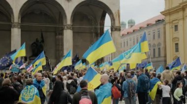 Ukraynalı kadın ve erkekler Münih sokaklarında savaşı ve Rus lider Putin 'i protesto ediyorlar. Pankartlı, bayraklı Avrupa, Deutschland Munchen, Mayıs 2022 .