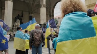 Ukrayna halkının Münih sokaklarında savaşa ve Ruslara karşı protestolarını yakından çek. Bayraklı insanlar, Deutschland Munchen, Mayıs 2022. Yüksek kalite 4k görüntü