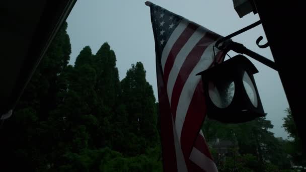 Lluvia Cielo Nocturno Contra Ondear Bandera Americana Crisis Financiera Recesión — Vídeos de Stock
