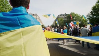 Ukrayna halkı Paris sokaklarında savaşı ve Rusları protesto ediyor. Bayraklı insanlar, Paris Fransa, 28 Mayıs 2022. Yüksek kalite 4k görüntü