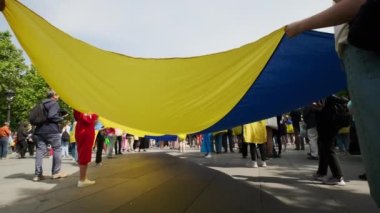 Ukrayna halkı Paris sokaklarında savaşı ve Rusları protesto ediyor. Bayraklı insanlar, Paris Fransa, 28 Mayıs 2022. Yüksek kalite 4k görüntü