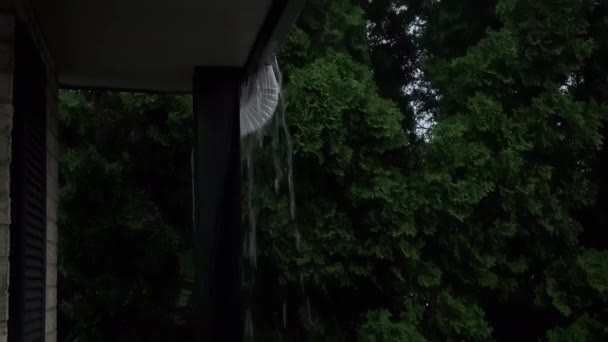 Silna Burza Deszczowa Uderzająca Dach Domu Rynnę Deszczową Podczas Burzy — Wideo stockowe