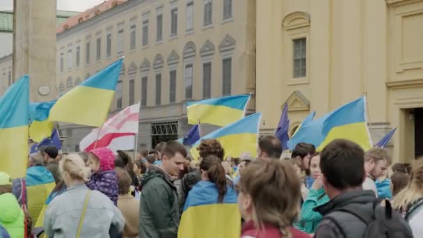 Tiro Perto Povo Ucraniano Protestar Nas Ruas Munchen Contra Guerra — Vídeo de Stock