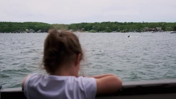 Dziewczyna Promie Patrzy Jezioro Wysokiej Jakości Materiał — Wideo stockowe