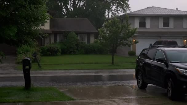 Zware Regenval Met Luide Donder Bliksem Een Voorstedelijke Woonstraat Hoge — Stockvideo