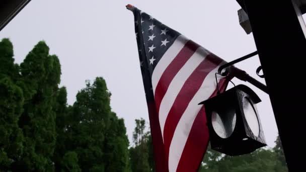 Lluvia Cielo Nocturno Contra Ondear Bandera Americana Crisis Financiera Recesión — Vídeo de stock