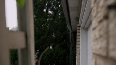 Şiddetli Sağanak Yağmurlu Gök Gürültüsü Altında Çatı ve Yağmur Çukuru 'nu vurdu. Yüksek kalite 4k görüntü