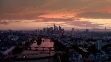 Frankfurt 'un hava aracı görüntüsü. Gün batımında Frankfurt am Main 'in şehir manzarası. Yüksek kalite 4k görüntü
