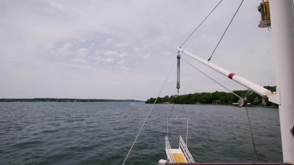 Schip Zeilen Zee Golven Horizon Uitzicht Vanaf Boeg Hoge Kwaliteit — Stockvideo