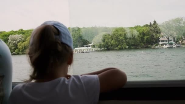 Chica Bordo Del Ferry Mira Lago Imágenes Alta Calidad — Vídeo de stock