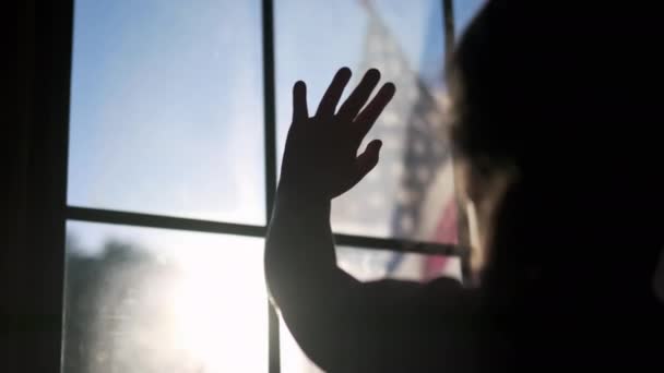Dziewczyna Wyciąga Rękę Słońcu Zbliżenie Sylwetka Sen Szczęśliwym Świetle Słonecznym — Wideo stockowe