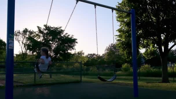 Petite Fille Gosse Balançant Sur Une Balançoire Dans Parc Images — Video
