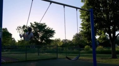 Küçük kız parkta salıncakta sallanıyor. - Evet. Yüksek kalite 4k görüntü