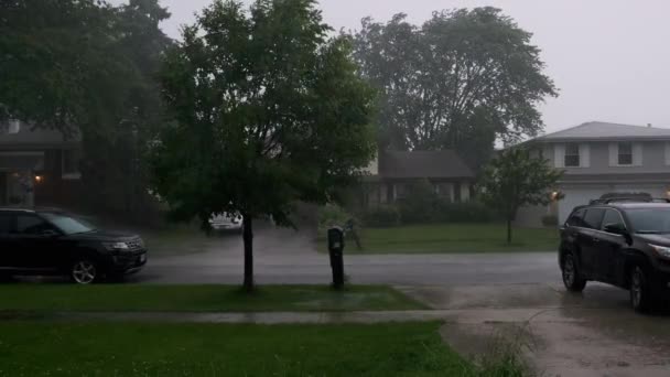 大雨中 雷电交加 郊区住宅区街道一片 高质量的4K镜头 — 图库视频影像