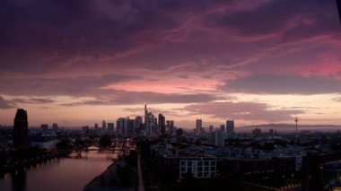 Frankfurt 'un hava aracı görüntüsü. Gün batımında Frankfurt am Main 'in şehir manzarası. Yüksek kalite 4k görüntü