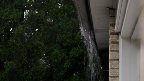 Şiddetli Sağanak Yağmurlu Gök Gürültüsü Altında Çatı Yağmur Çukuru Vurdu — Stok video