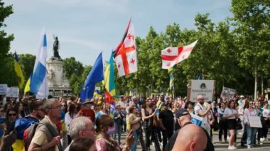 Ukrayna halkı Paris sokaklarında savaşı ve Rusları protesto ediyor. Bayraklı insanlar, Paris Fransa, 28 Mayıs 2022. Yüksek kalite 4k görüntü