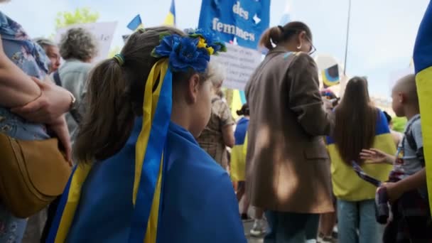 Vew Ukrainian People Tiltakozik Párizs Utcáin Háború Orosz Ellen Zászló — Stock videók