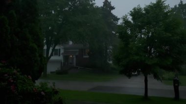 Şiddetli yağmur, gök gürültülü ve şimşekli, banliyö yerleşim yeri caddesi. Yüksek kalite 4k görüntü