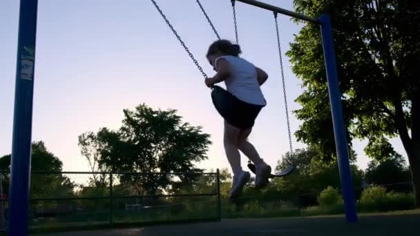 Kleine Mädchen Schaukeln Auf Einer Schaukel Park Hochwertiges Filmmaterial — Stockvideo