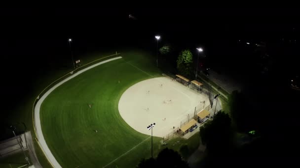 Luchtfoto Drone Beelden Van Honkbalveld Nachts Met Mensen Die Honkbal — Stockvideo