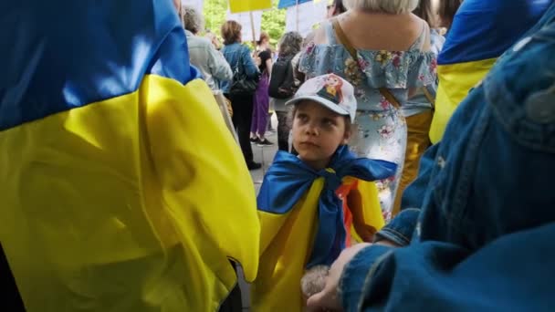 Ukrayna Halkı Paris Sokaklarında Savaşı Rusları Protesto Ediyor Bayraklı Insanlar — Stok video