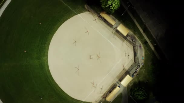 Aerial Drone Footage Baseball Field Night People Playing Baseball Grass — Vídeo de stock