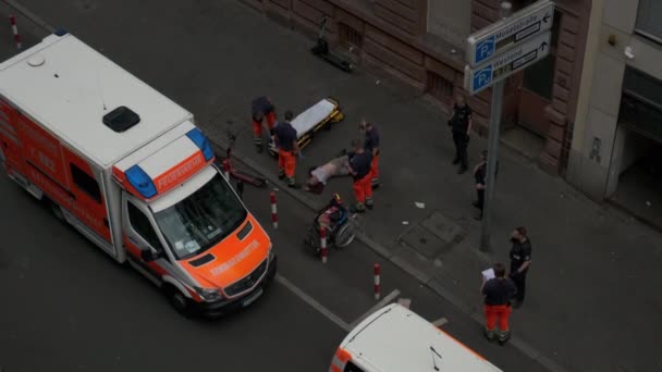 Politie Een Ambulance Kwamen Helpen Frankfurt Duitsland Mei 2022 Hoge — Stockvideo
