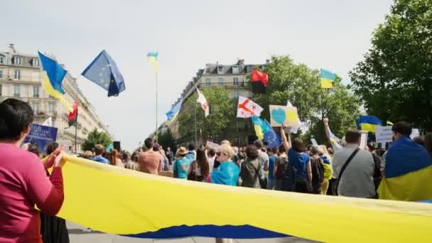 Ukrayna Halkı Paris Sokaklarında Savaşı Rusları Protesto Ediyor Bayraklı Insanlar — Stok video