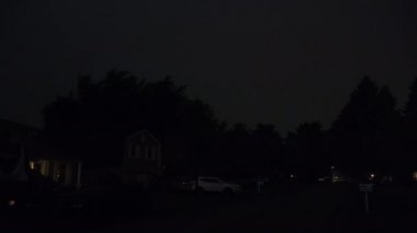 Şiddetli yağmur, gök gürültülü ve şimşekli, banliyö yerleşim yeri caddesi. Yüksek kalite 4k görüntü