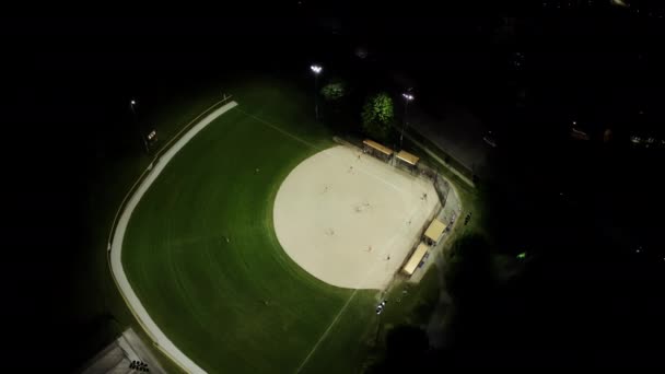Drone Footage Terrain Baseball Nuit Avec Des Personnes Jouant Baseball — Video