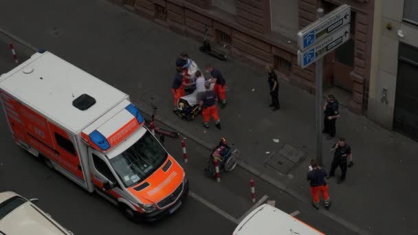 Politie Een Ambulance Kwamen Helpen Frankfurt Duitsland Mei 2022 Hoge — Stockvideo