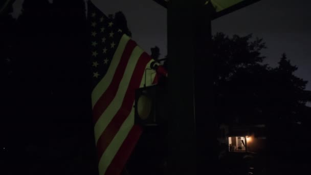 Дождь Ночном Небе Против Размахивающего Американским Флагом Финансовый Кризис Рецессия — стоковое видео