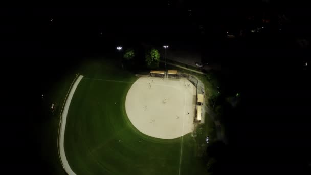 Беспилотный Летательный Аппарат Бейсбольном Поле Ночью Людьми Играющими Бейсбол Травяном — стоковое видео