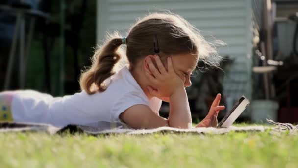 Beztroska Dziewczyna Bawi Się Tablecie Leży Trawie Pobliżu Domu Słońce — Wideo stockowe